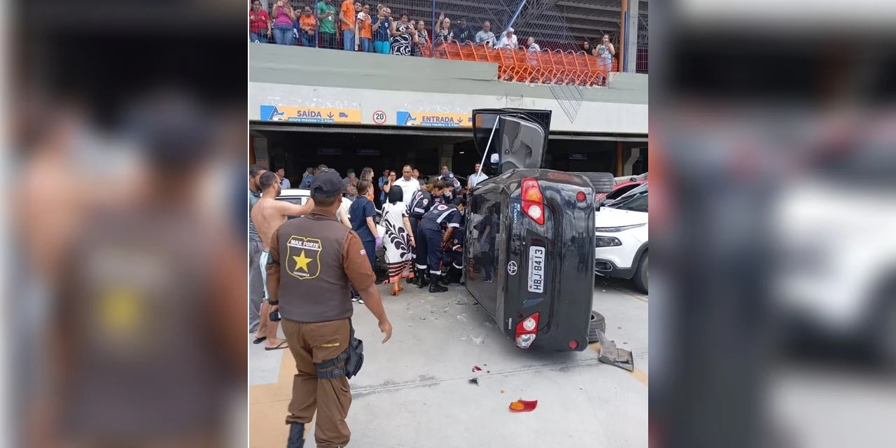 Dois carros caem de altura de 3 metros e atingem outros veículos em estacionamento de mercado na Bahia