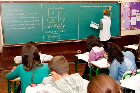 De 177 colégios estaduais do Paraná consultados, apenas 11 aprovam terceirização da gestão