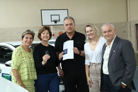 Prefeitura entrega cinco veículos para entidades de PG