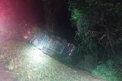 Caminhão carregado com combustíveis tomba em Ipiranga e motorista fica em estado grave