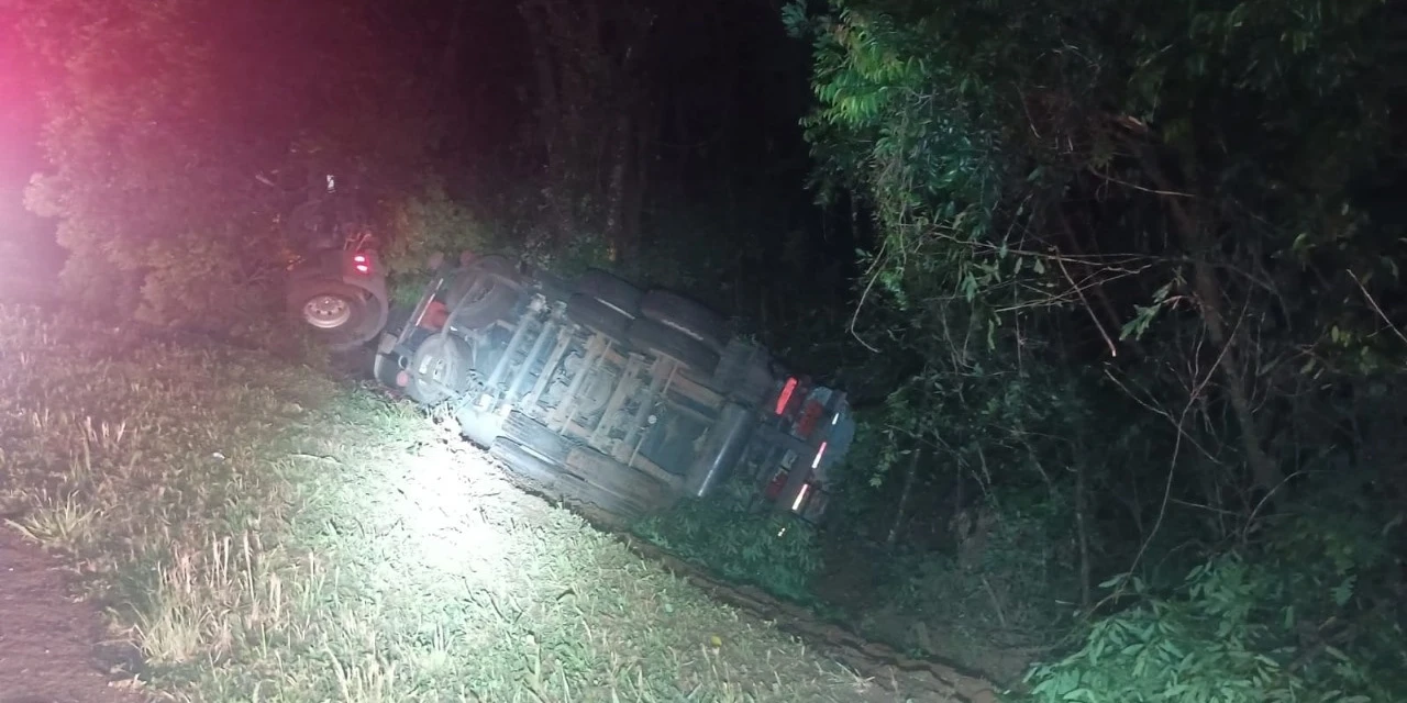 Caminhão carregado com combustíveis tomba em Ipiranga e motorista fica em estado grave
