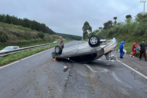 Três pessoas da mesma família ficaram feridas após capotamento na BR-376, em Tibagi