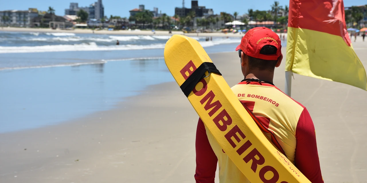 Corpo de Bombeiros Militar do Paraná salva jovem vítima de afogamento no Litoral