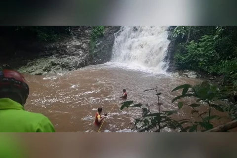 Namorado e padrasto de adolescente que caiu em cachoeira no Litoral do Paraná morrem afogados após tentarem salvá-la