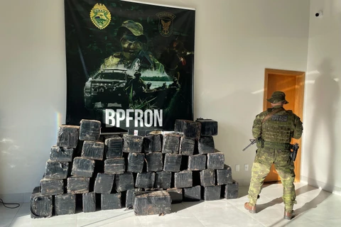 PMPR apreende quase uma tonelada de maconha após perseguição a caminhonete