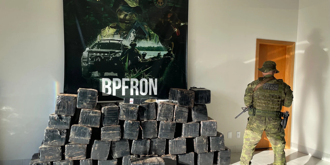 PMPR apreende quase uma tonelada de maconha após perseguição a caminhonete