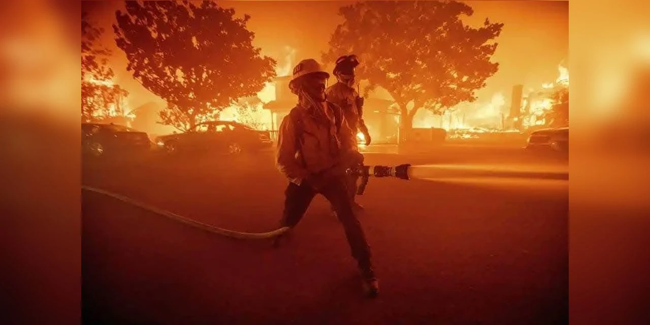 Incêndios florestais na Califórnia destroem casas e milhares de pessoas ficam desabrigadas