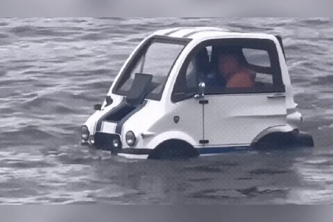 Carro 'anfíbio' é apreendido após andar sobre o mar em Peruíbe; VÍDEO