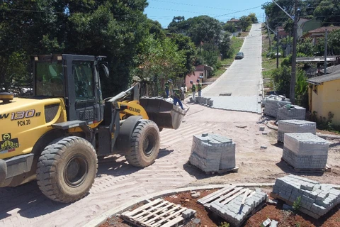 Pavimentação asfáltica e em paver avança na Vila Coronel Cláudio