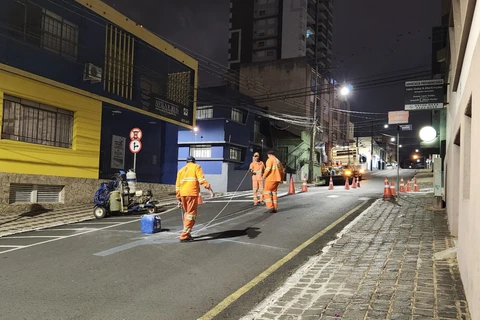 Prefeitura realiza trabalhos noturnos de sinalização para evitar impacto no trânsito