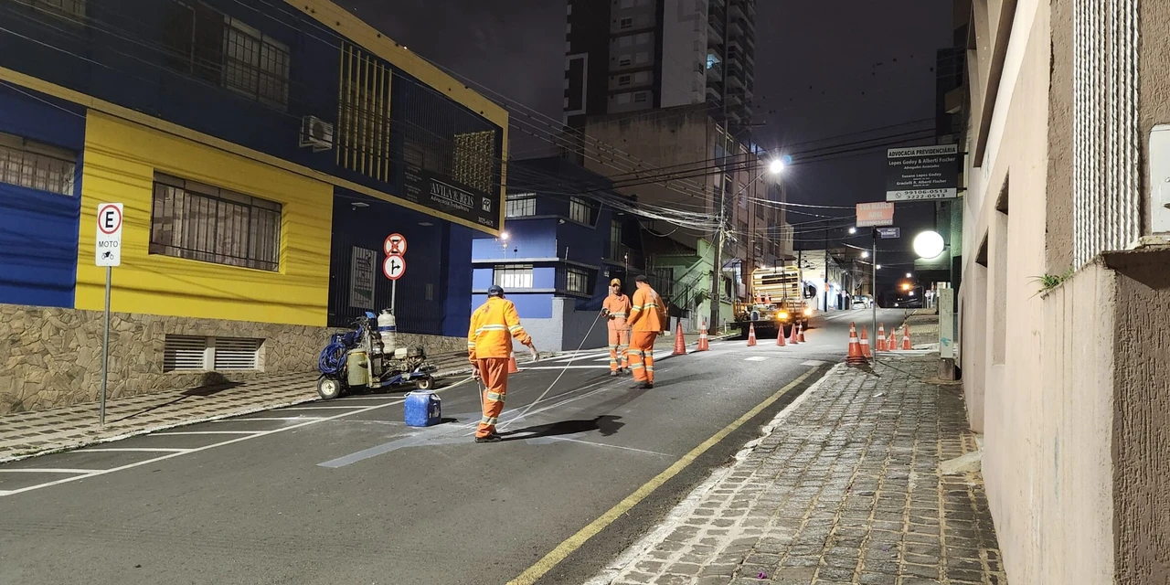 Prefeitura realiza trabalhos noturnos de sinalização para evitar impacto no trânsito