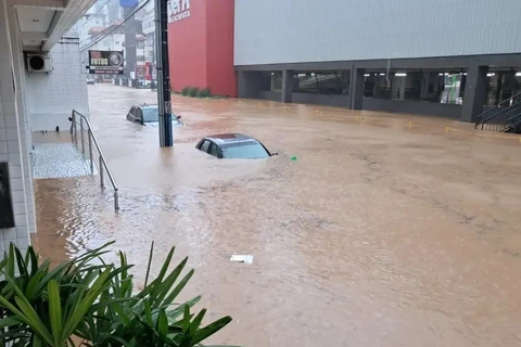 Chuvas levam quatro cidades a decretar emergência em Santa Catarina