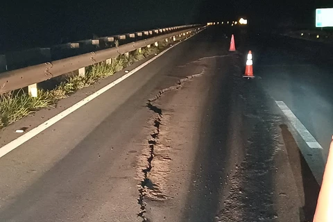 Trecho da BR-376 em Tibagi é interditado após rachaduras na pista