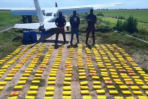 Piloto brasileiro é preso com ex-miss boliviana em avião que levava R$ 13 milhões em cocaína na Argentina