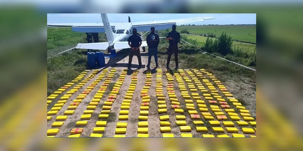 Piloto brasileiro é preso com ex-miss boliviana em avião que levava R$ 13 milhões em cocaína na Argentina