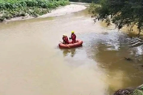 Bombeiros buscam garoto que teria se afogado no Rio Barigui