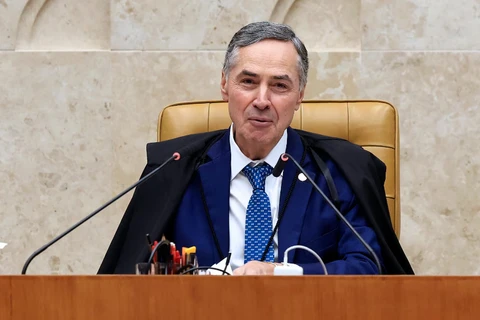 Barroso apresenta gravatas e lenços do STF para presentear autoridades