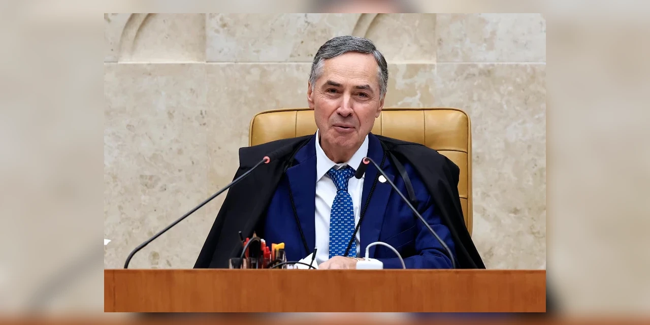 Barroso apresenta gravatas e lenços do STF para presentear autoridades