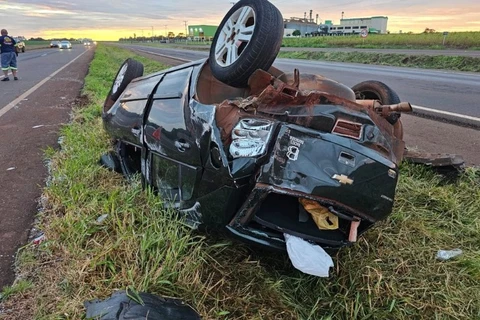 Carro capota após ser atingido por caminhonete ao reduzir velocidade para ver acidente