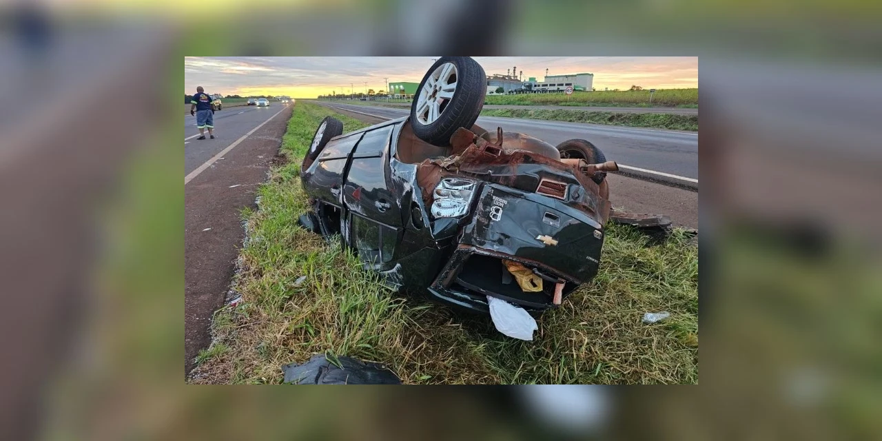Carro capota após ser atingido por caminhonete ao reduzir velocidade para ver acidente