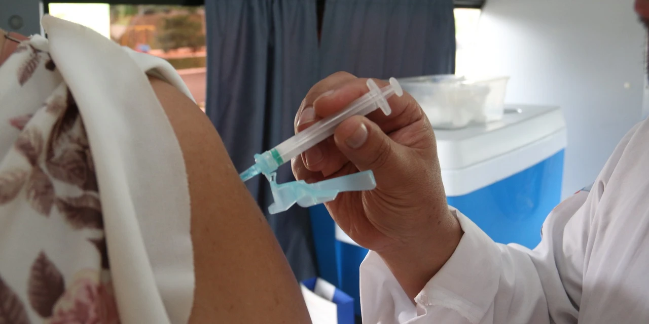 Ônibus da Vacina retoma ações itinerantes e leva imunização para mais perto da população