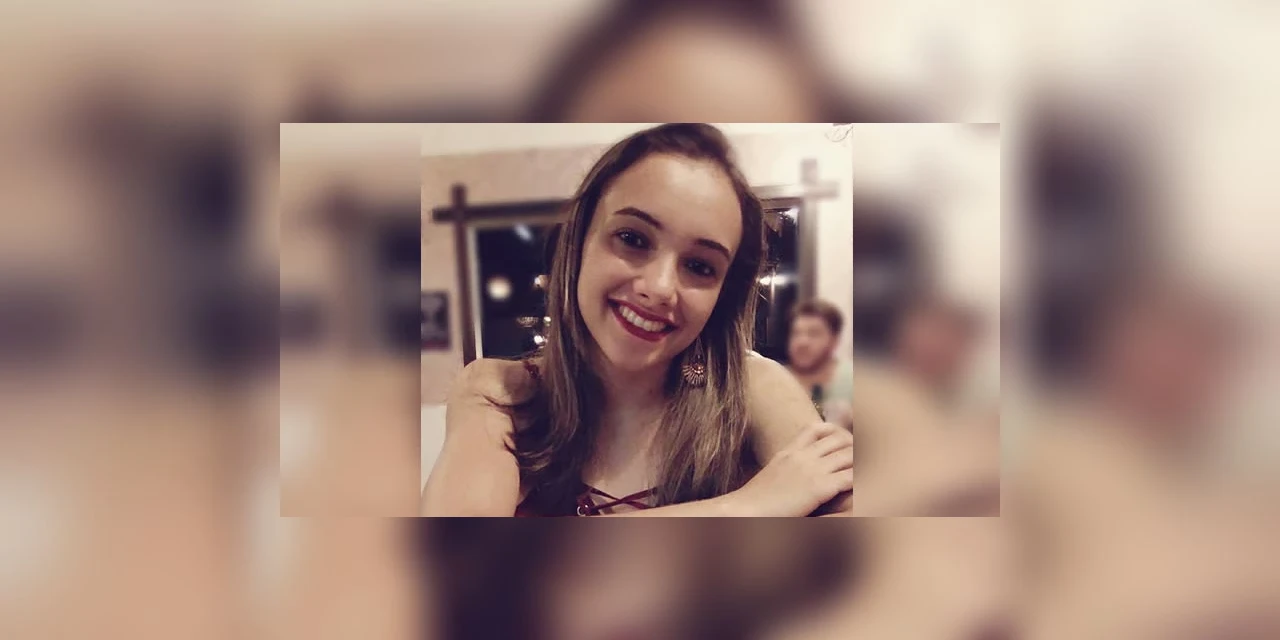 Mulher morre após acidente entre motocicleta e caminhão na Souza Naves