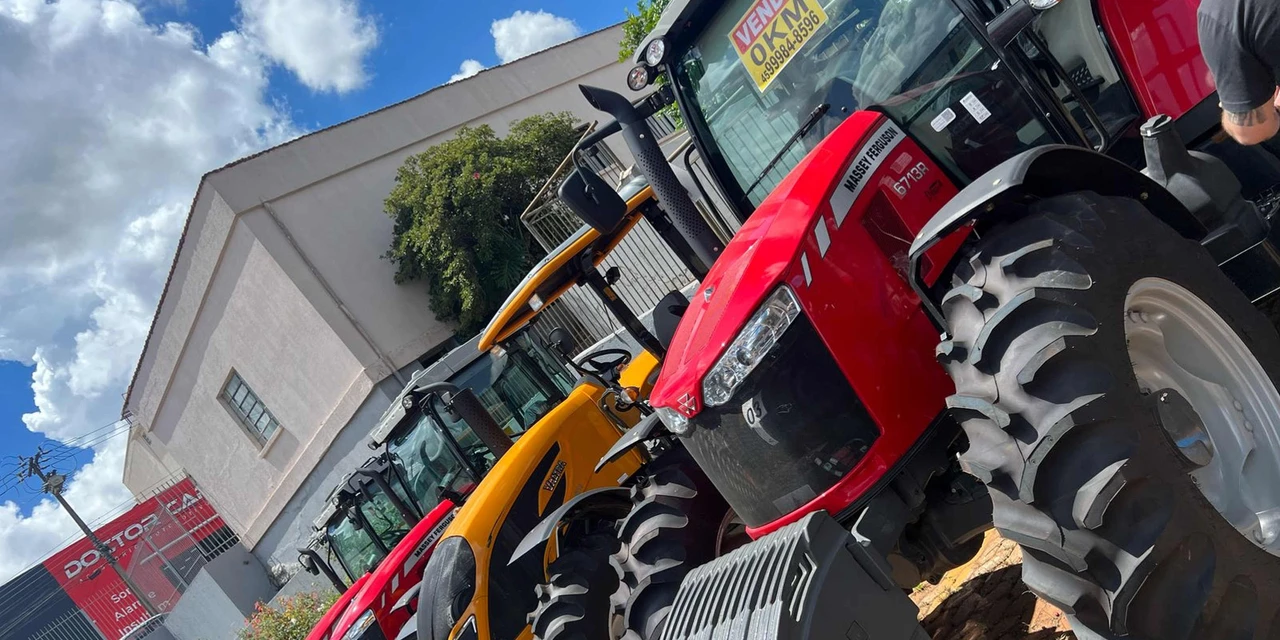 Polícia Civil apreende tratores avariados por enchentes no RS que estavam à venda no Paraná