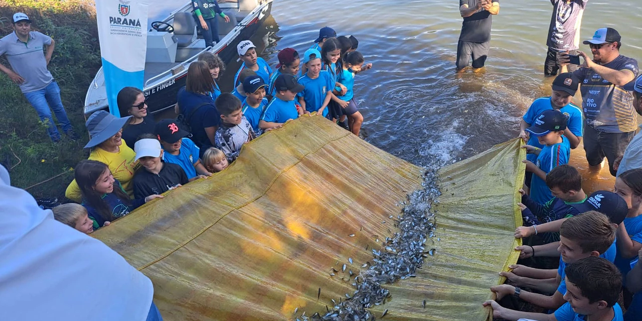 Soltura de 50 mil peixes no Rio Iguaçu tem participação de crianças e educação ambiental