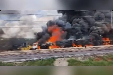 Duas pessoas morrem carbonizadas após explosão de caminhões em acidente na BR-376, em Maringá