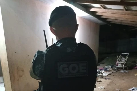 Pais são presos por abandono após crianças serem encontradas sozinhas em casa