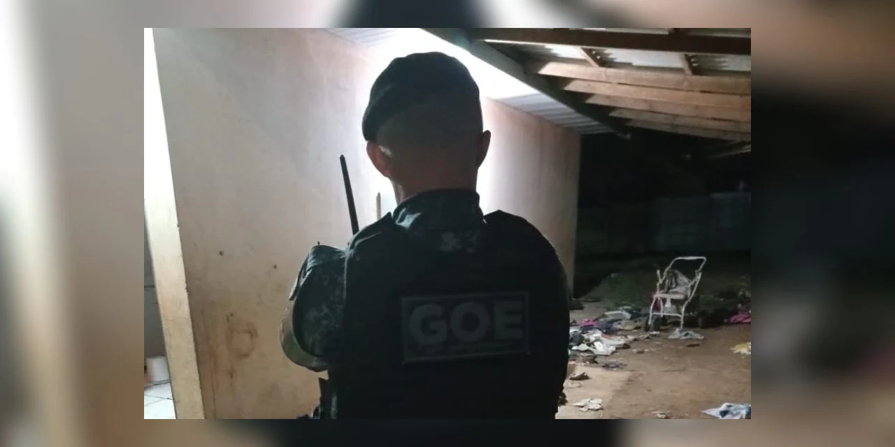 Pais são presos por abandono após crianças serem encontradas sozinhas em casa