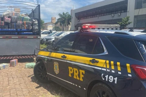 PRF apreende carreta carregada com 5,5 toneladas de maconha no PR