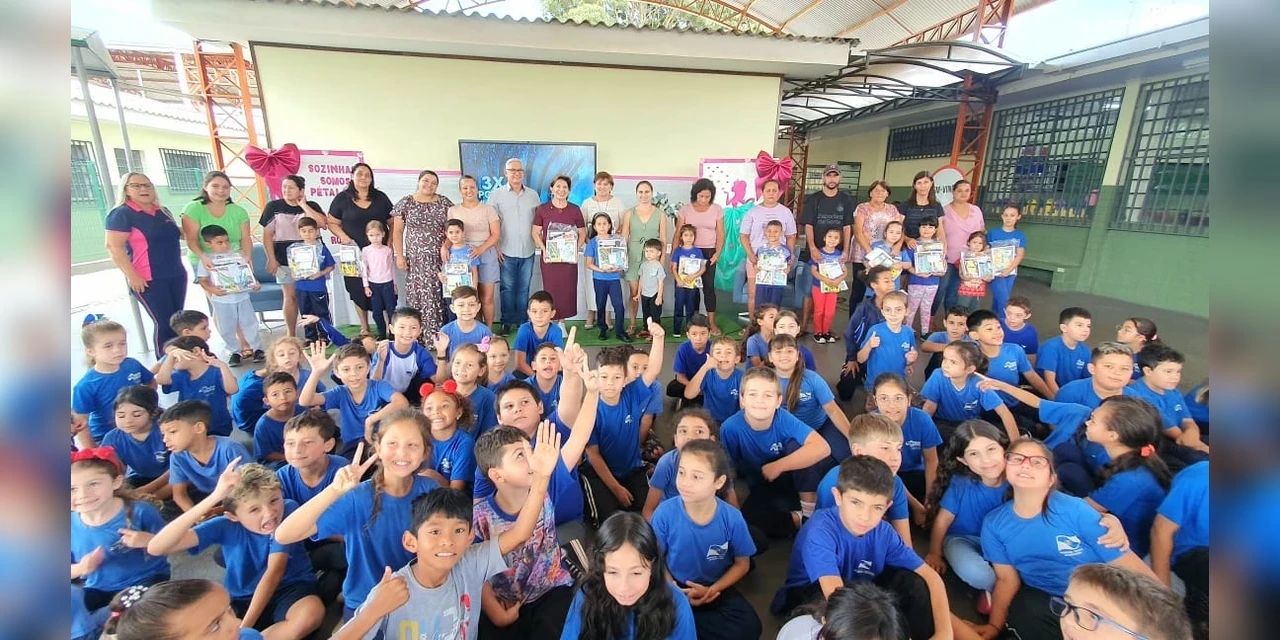 Alunos da Rede Municipal recebem novos kits de materiais escolares