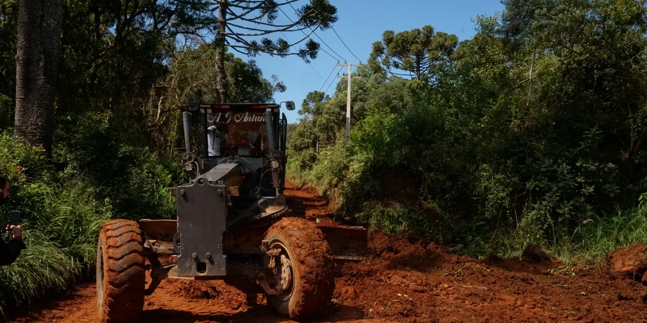 Trabalhos da Prefeitura no ‘Caminhos do Agro’ avançam em estradas rurais