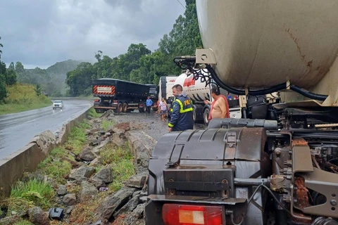 Carretas se envolvem em acidente e PRF constata excesso de velocidade