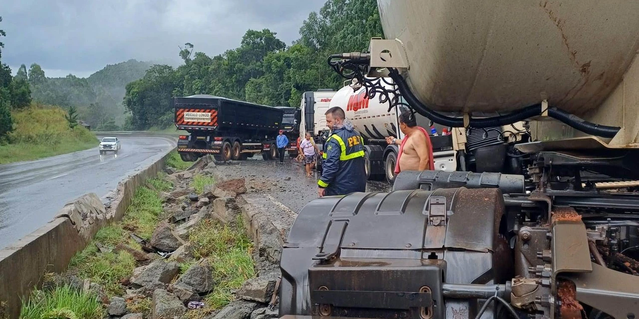 Carretas se envolvem em acidente e PRF constata excesso de velocidade