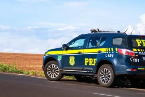 Casal furta viatura da PRF e se disfarça de agentes para cobrar dívida