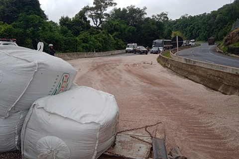 Tombamento de caminhão na BR-376 deixa pista interditada; diz PRF