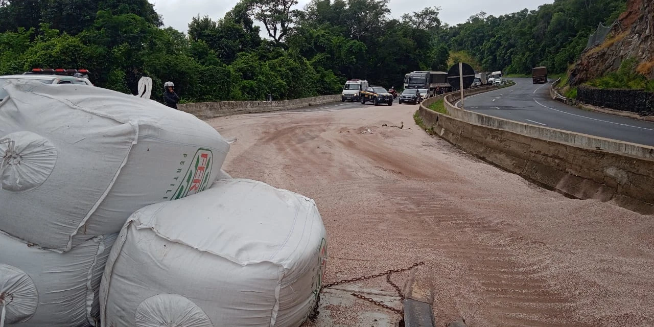 Tombamento de caminhão na BR-376 deixa pista interditada; diz PRF