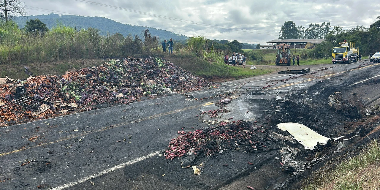 Colisão entre automóvel e caminhão deixa duas vítimas fatais na BR-277, em Prudentópolis