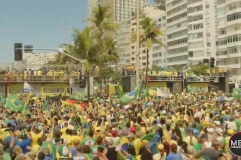 Bolsonaro acaba de chegar em Copacabana para participar da manifestação da anistia