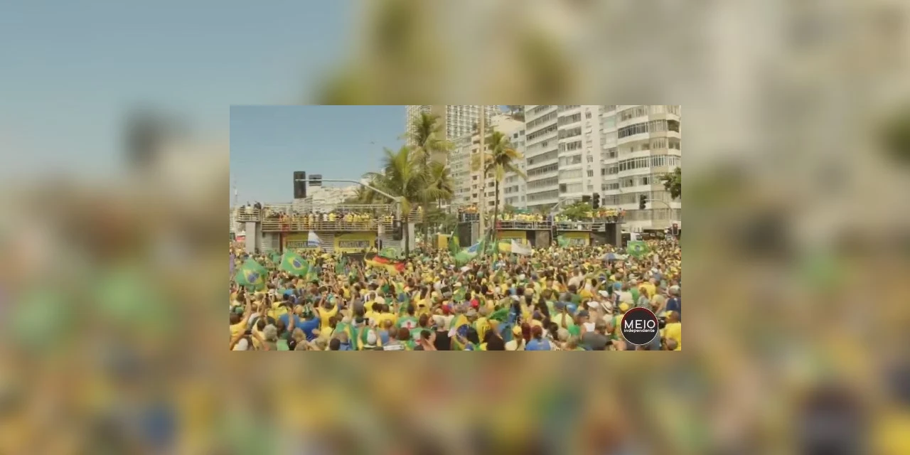Bolsonaro acaba de chegar em Copacabana para participar da manifestação da anistia