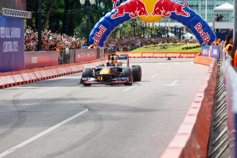 Adrenalina e velocidade: fãs apaixonados vibram com apresentação de carros na Red Bull Showrun