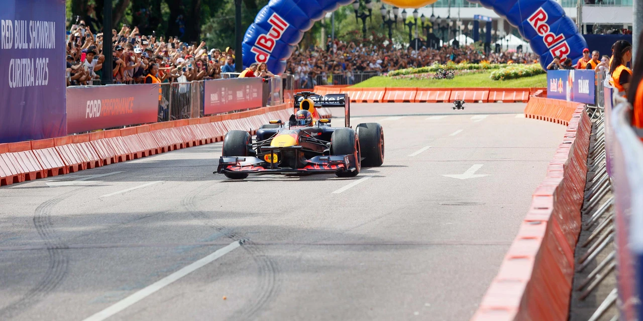 Adrenalina e velocidade: fãs apaixonados vibram com apresentação de carros na Red Bull Showrun