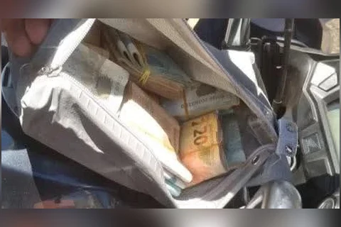 Motociclista encontra malote com quase R$ 40 mil e devolve ao dono no Paraná