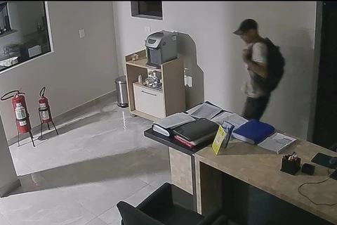 VÍDEO: câmera de segurança flagra ladrão furtando em clínica de odontologia em PG