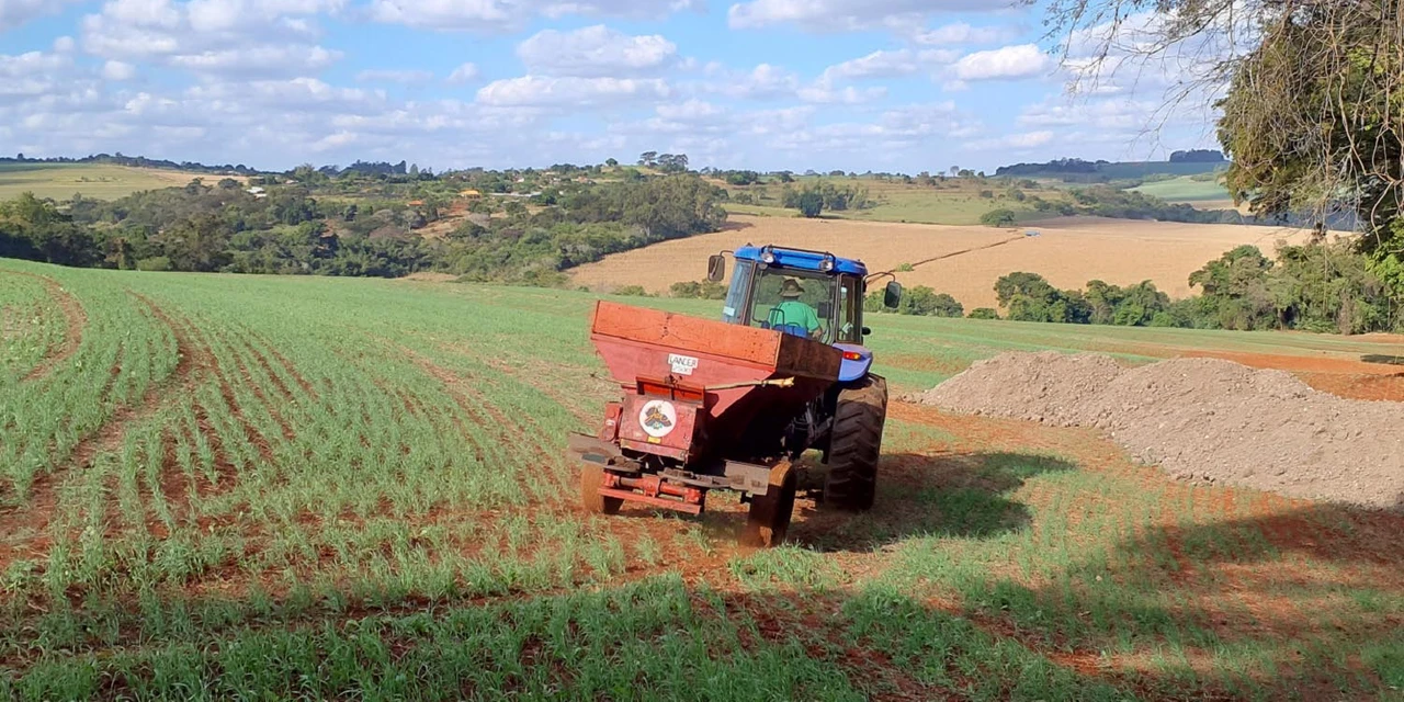 Lodo de esgoto da Sanepar vira adubo para agricultores