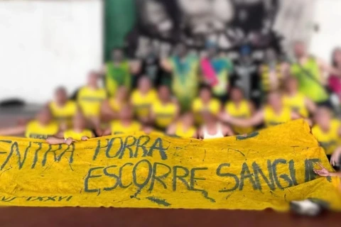 Estudantes de medicina estendem faixa com alusão a estupro em jogo universitário