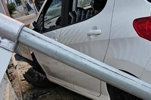 Carro colide em Capela Funerária de Castro
