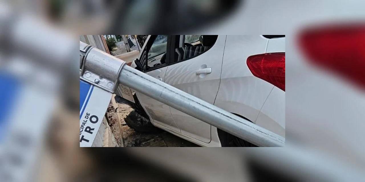 Carro colide em Capela Funerária de Castro